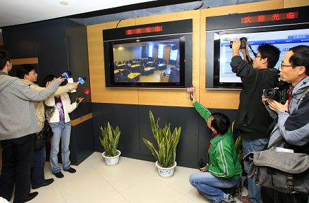 “A08-03”地塊以11.9億元成交,大批媒體記者到場(chǎng)采訪。 早報(bào)記者 趙昀 圖